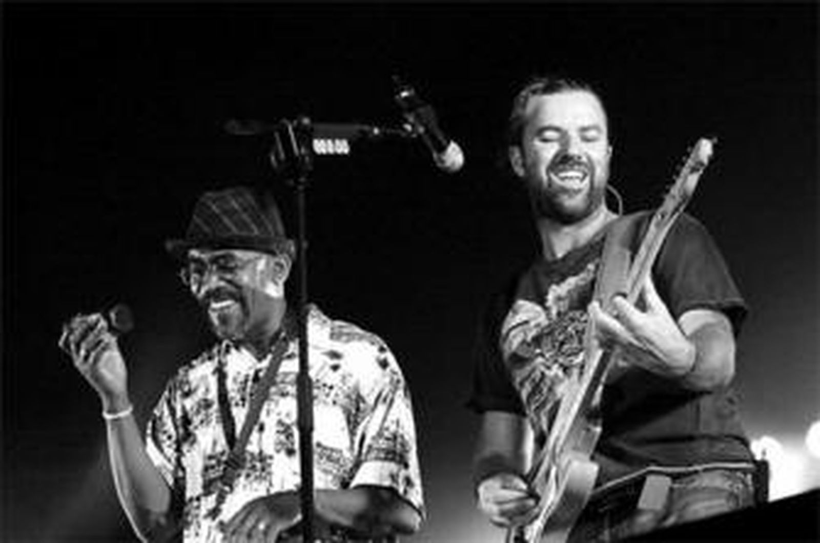 Pau Donés junto a uno de los miembros de la banda en su actuación en el Auditorio Municipal.