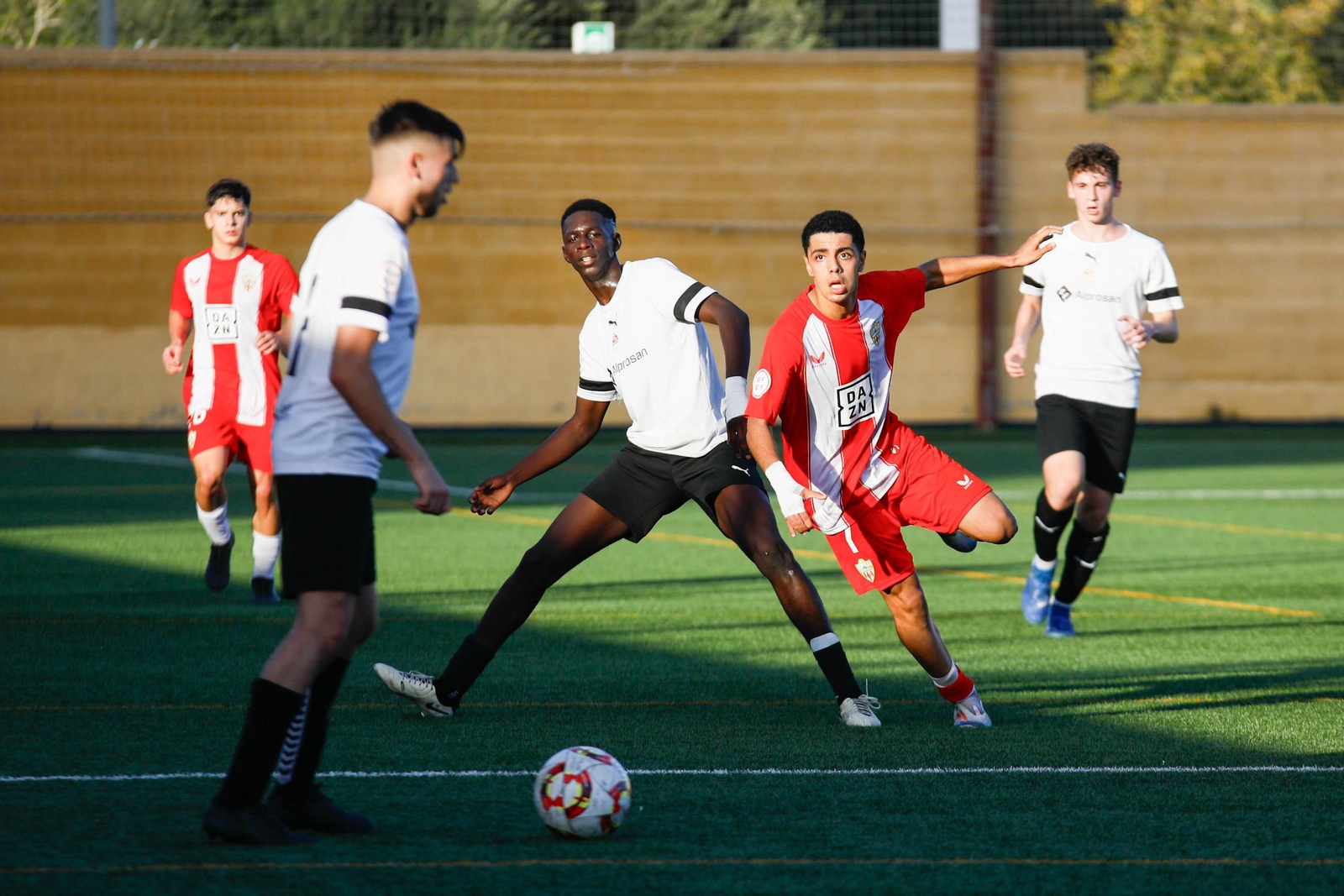 Romero se dispone a realizar un pase ante la atenta mirada de Safi durante el derbi almeriense de la pasada jornada.