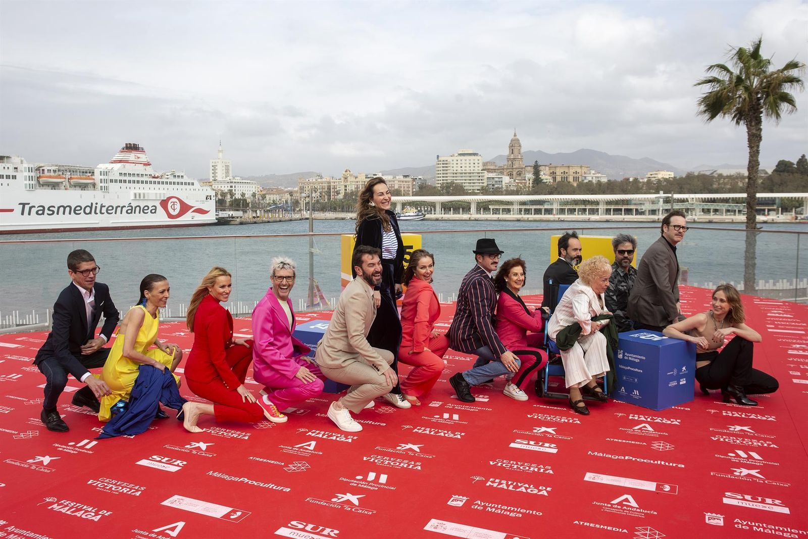 El director Ernesto Sevilla posa junto a los actores de 'Camera café, la película'.