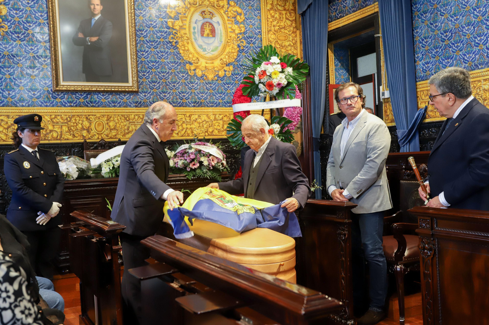 Imágenes de la capilla ardiente de Ernesto Delgado instalado en el Salón de Plenos del Ayuntamiento de Algeciras
