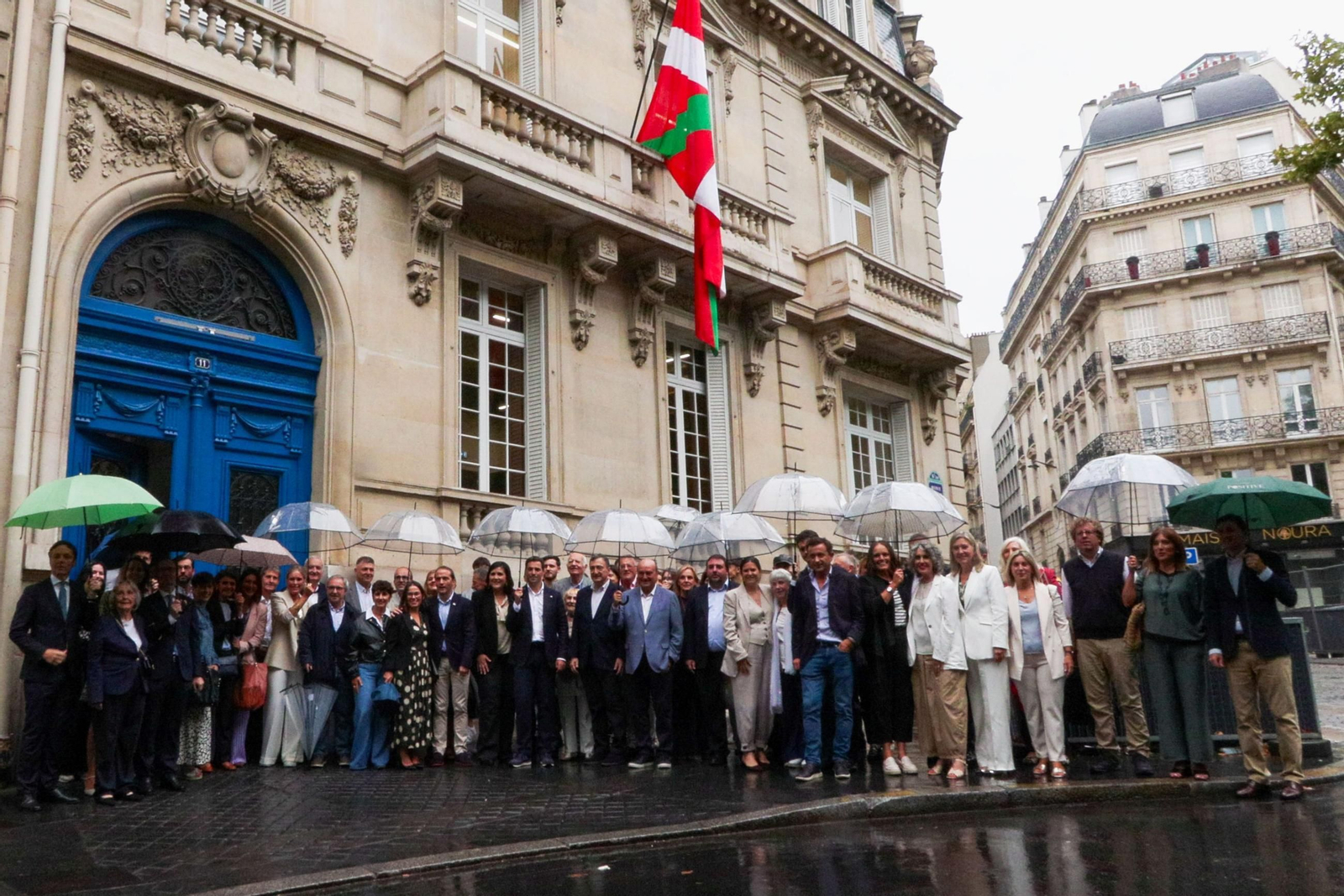 Acto de presentación del palacete de París restituido por el Estado español a la formación nacionalista.