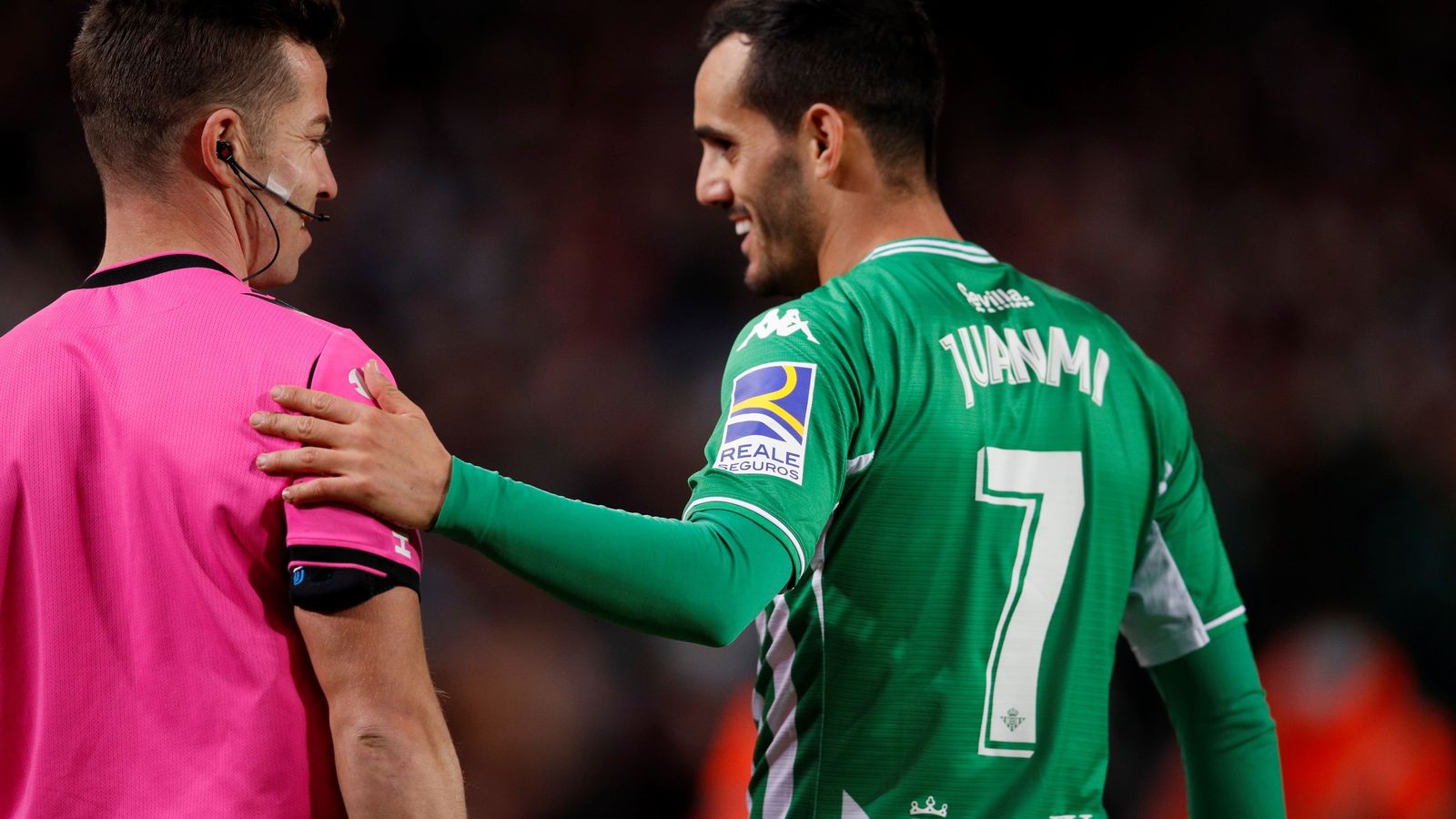 Juanmi habla con el asistente tras el gol anulado.