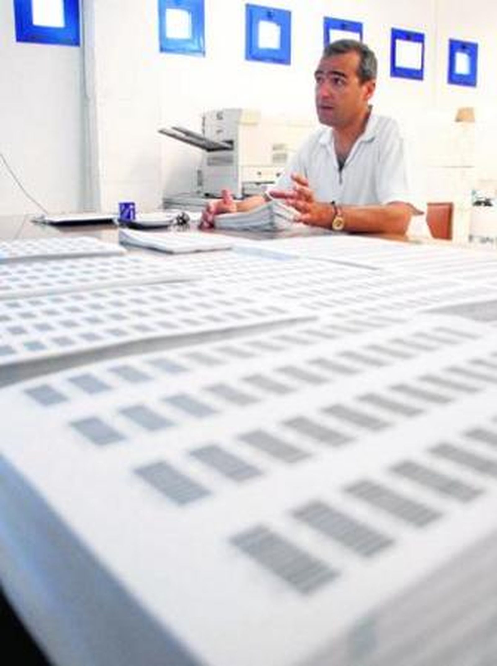 El vicerrector de Alumnos, Juan Antonio Perles, en el búnker en el que se custodiaron los exámenes años atrás.