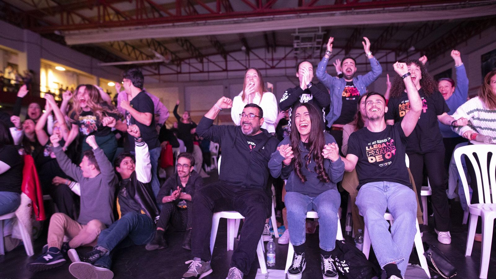 Familiares y amigos de Paul Thin tras conocer que se convierte en el segundo clasificado de OT