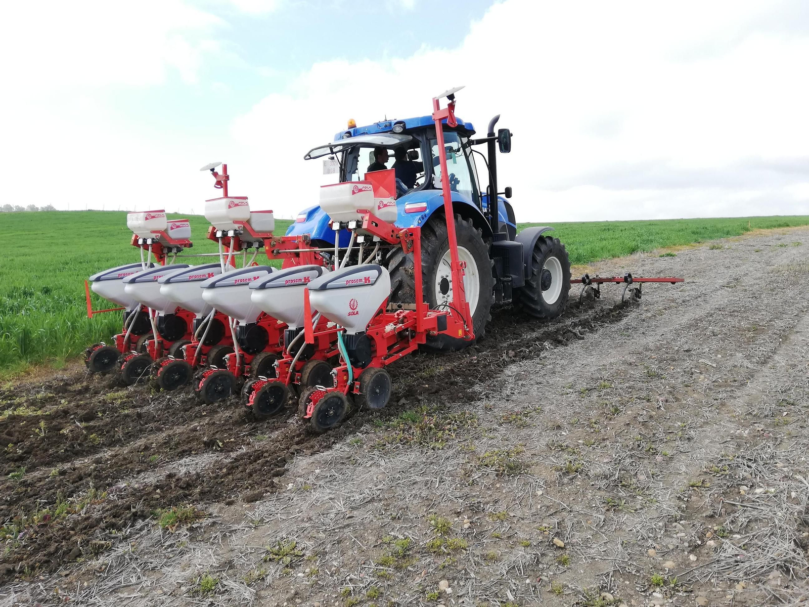 Trabajos de cultivo en la finca experimental del Campus de Rabanales.