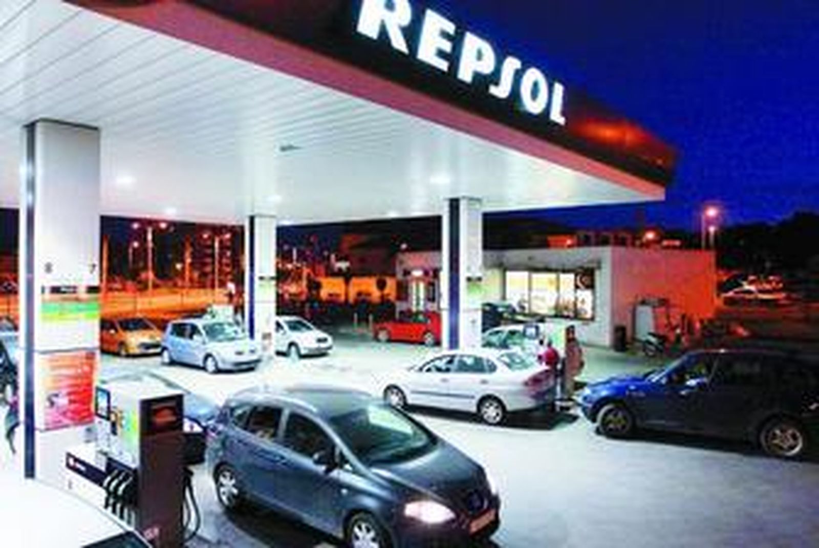 Varios conductores repostan en una gasolinera de la petrolera Repsol.