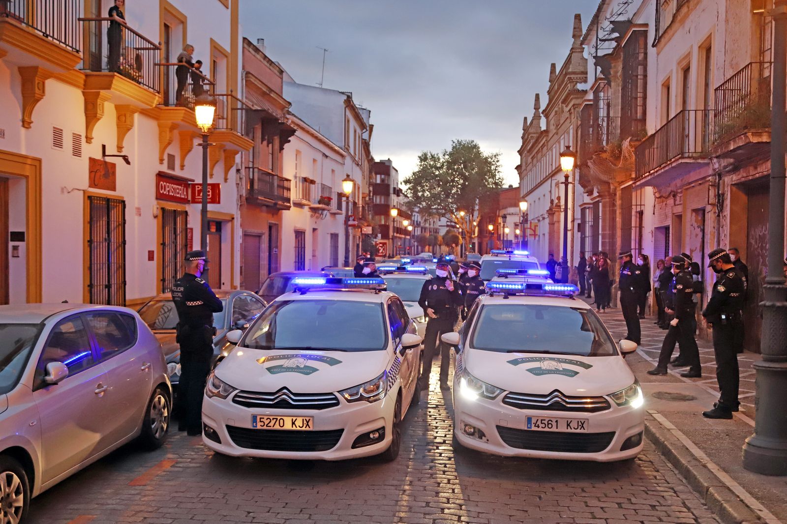 Policías locales de Jerez y coches de patrulla en un homenaje a un compañero fallecido.