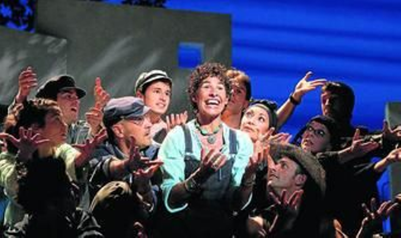 Nina interpretando el tema 'Money, money, money' ayer en el Teatro Auditorio de Roquetas.