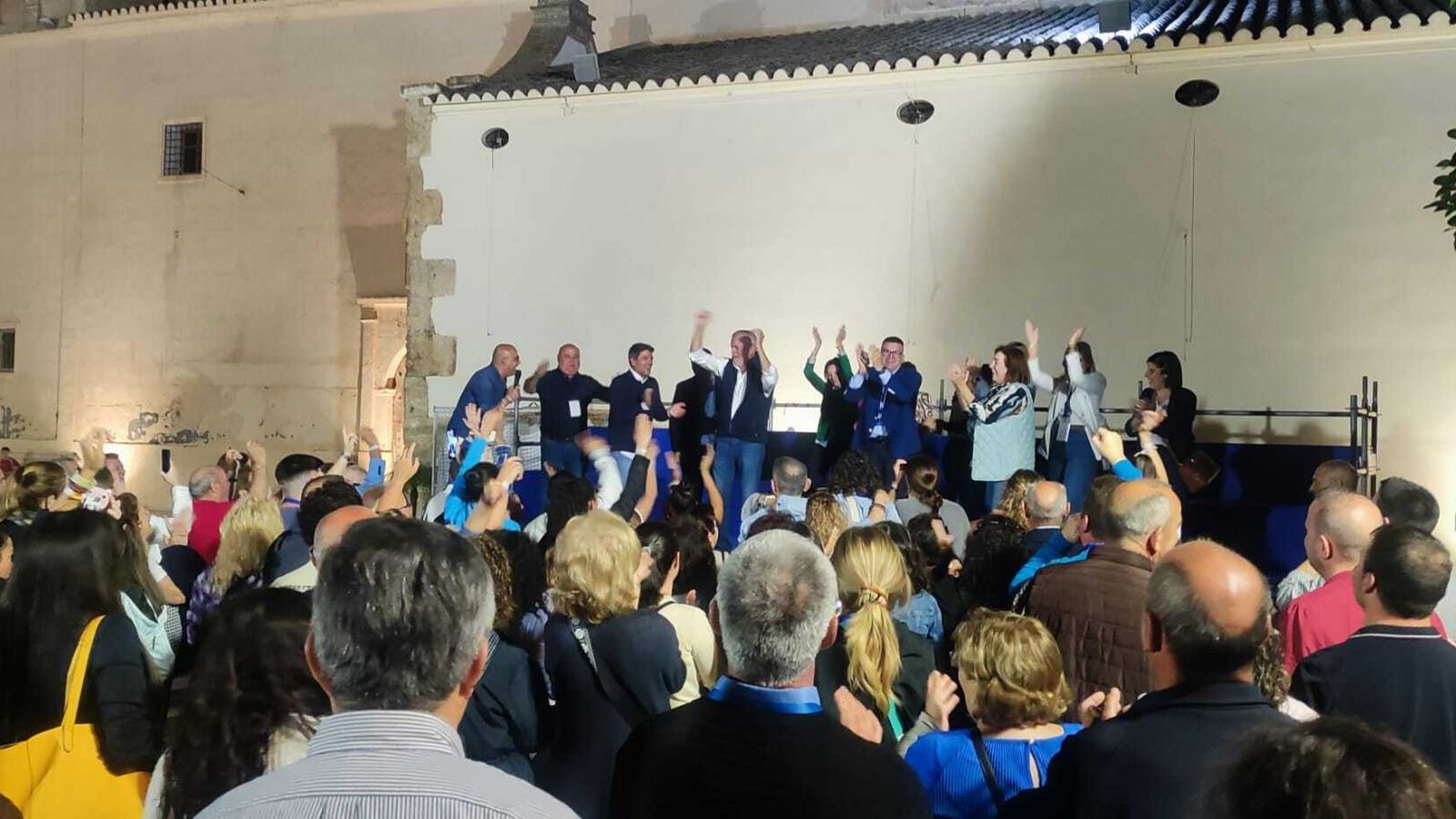 Celebración de los populares tras conocer los magníficos resultados en las urnas