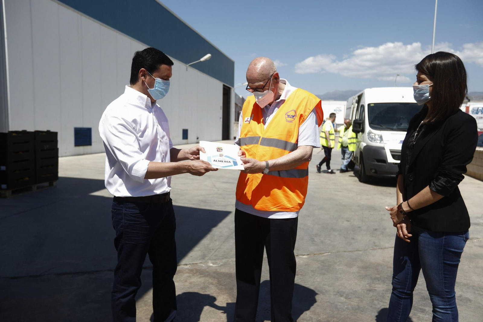 Javier A. García entrega la resolución a Juan Azorín en presencia de Ángeles Martínez.