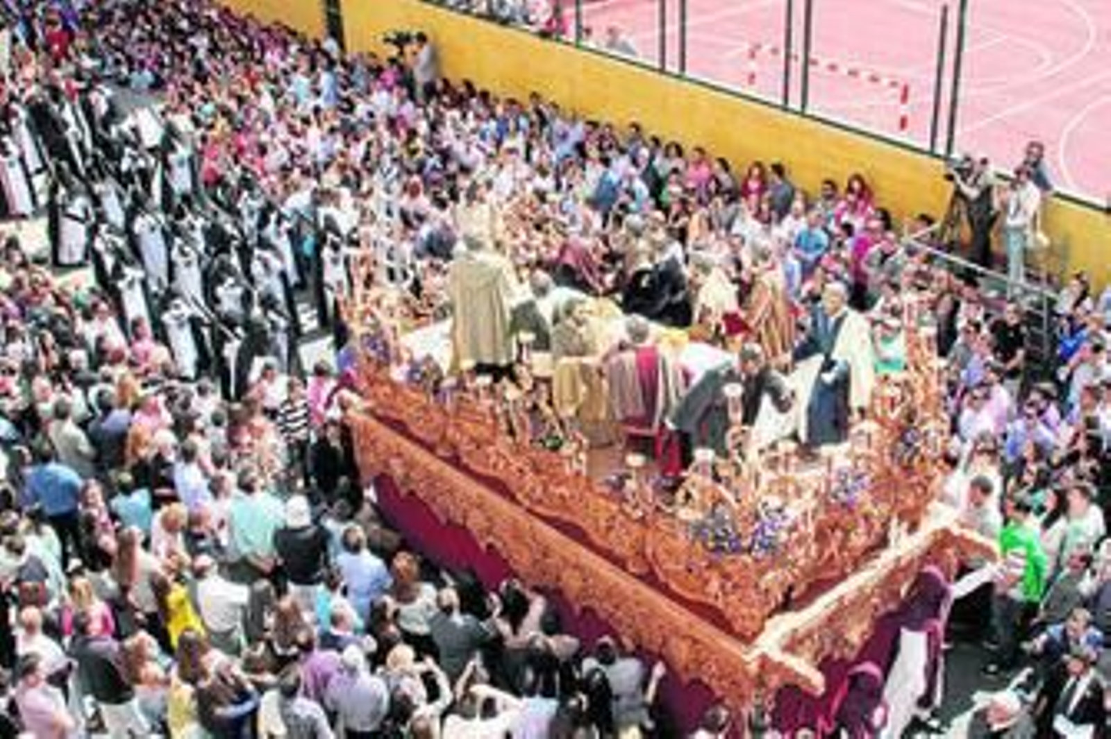 El paso de misterio en la calle Presbítero Pablo Rodríguez.