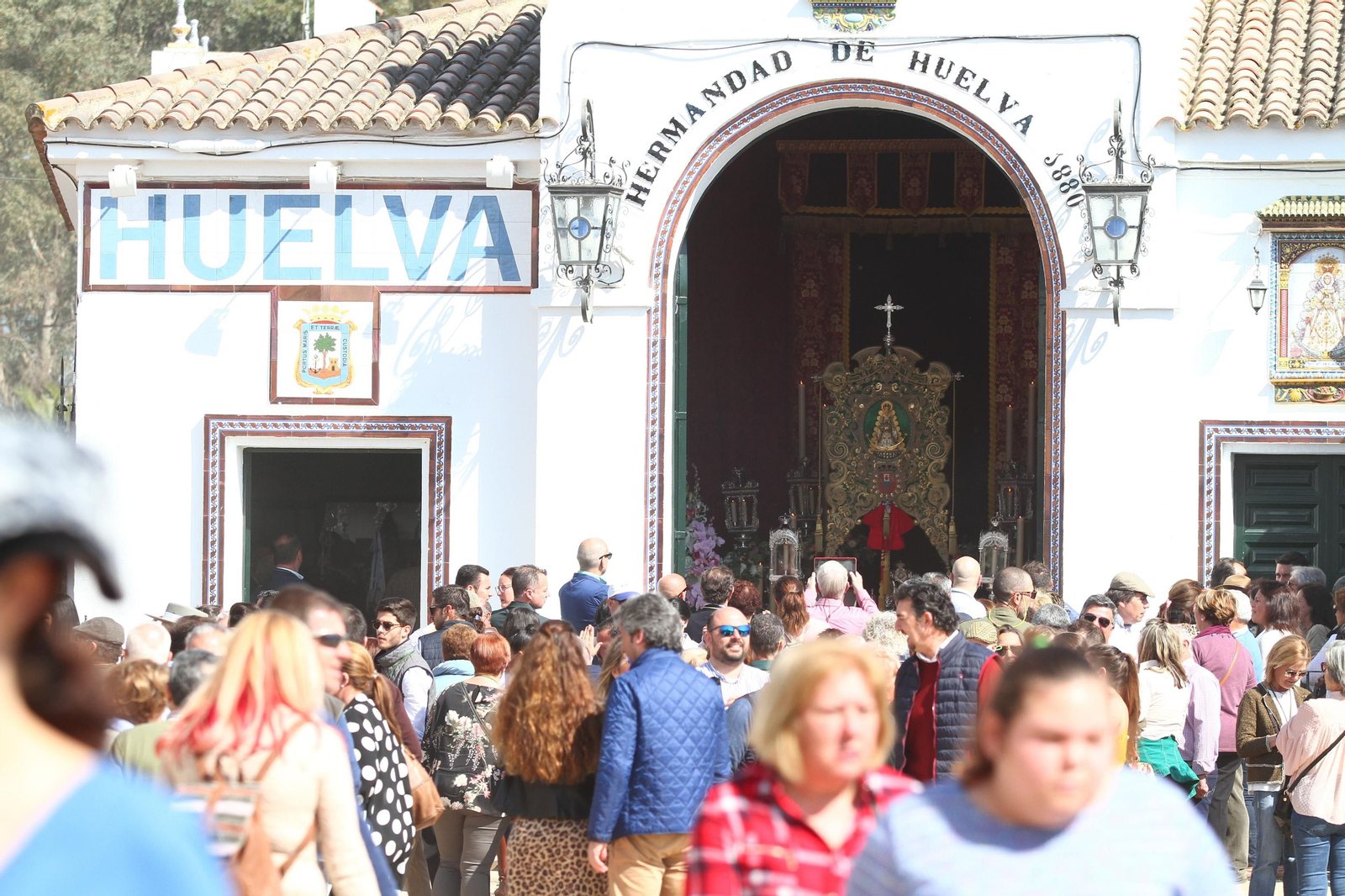 La Hermandad de Huelva se presenta ante la Virgen del Rocío en su peregrinación a la aldea almonteña