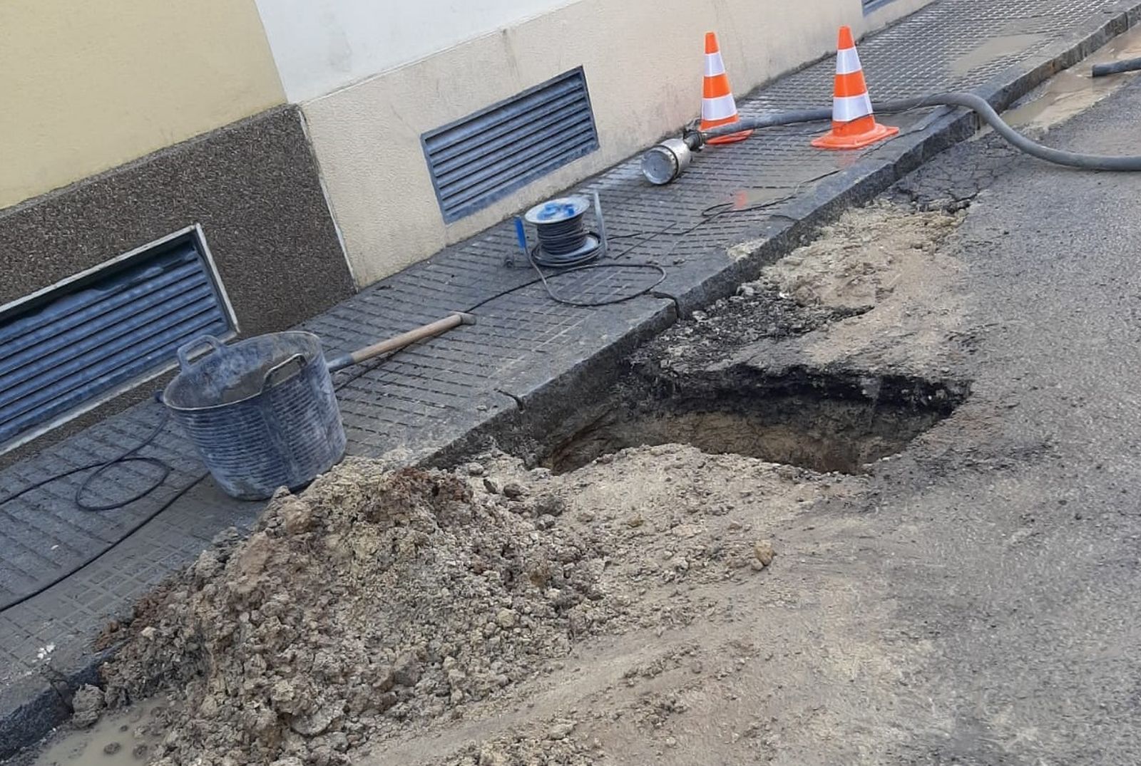 El boquete abierto en la calle Albardonero, en el que se ha trabajado para arreglarlo.