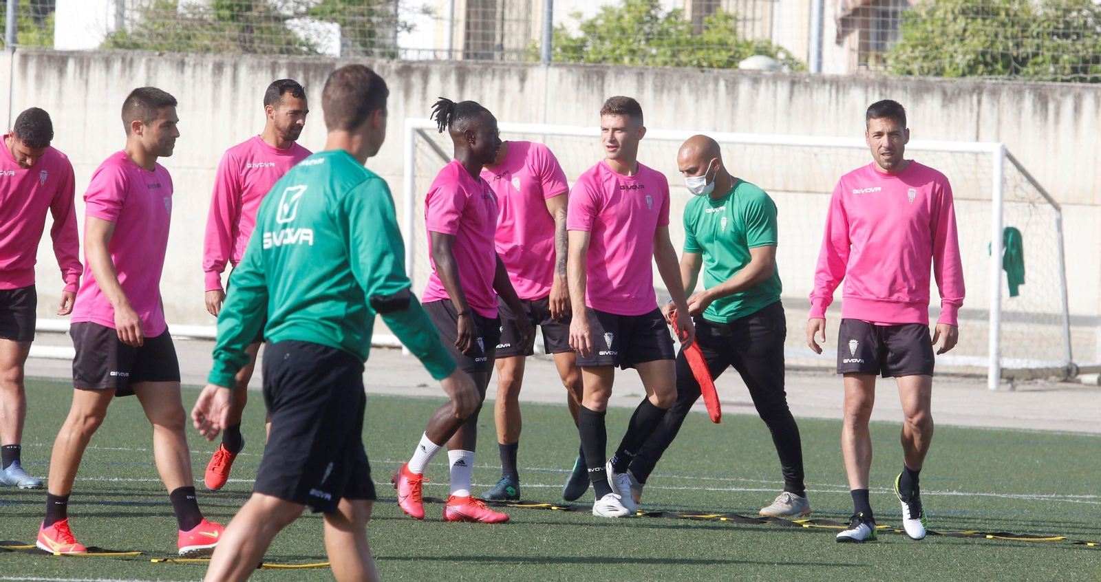 Los jugadores del Córdoba CF, en Miralbaida durante el entrenamiento de este sábado.