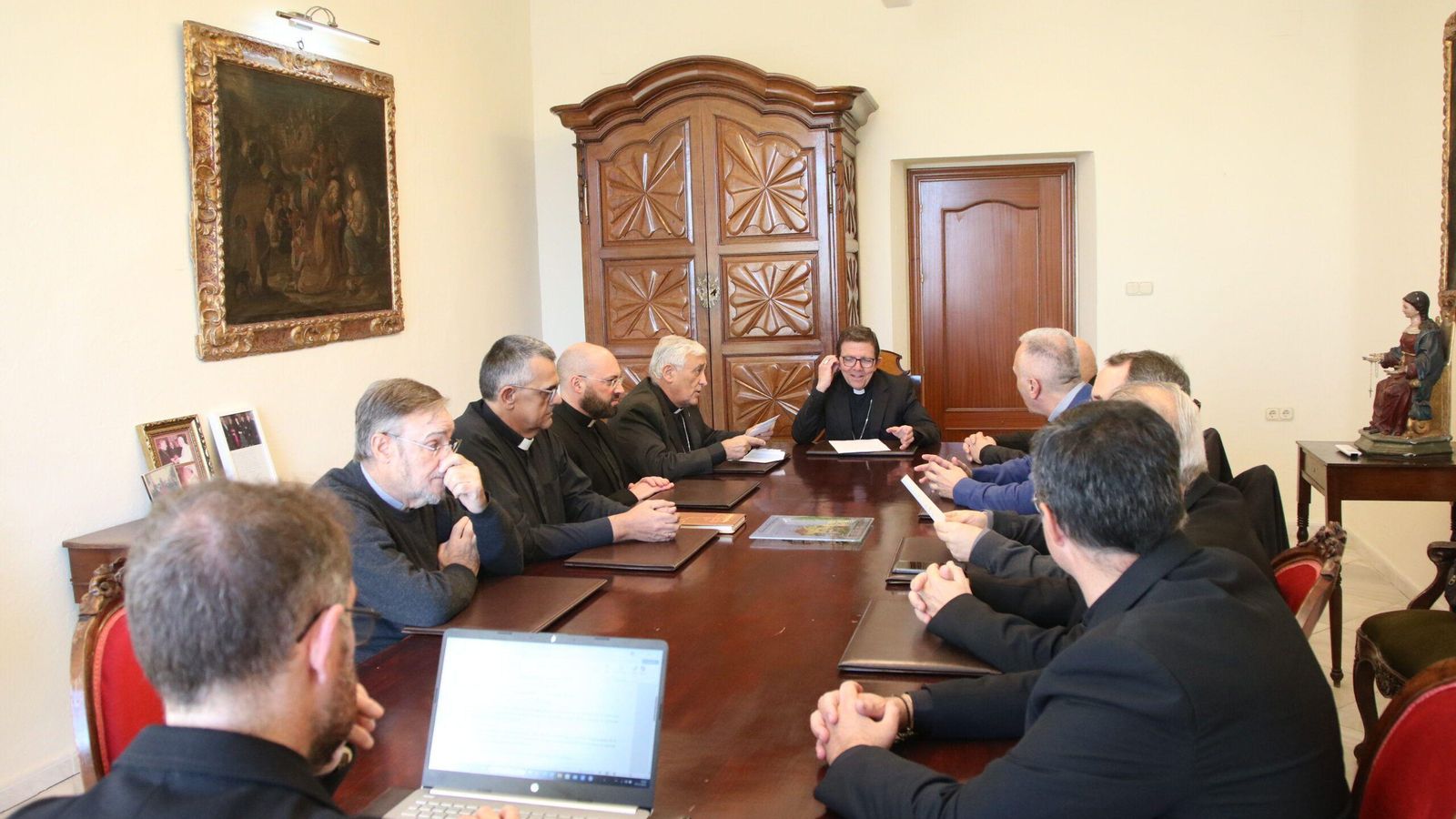 El administrador apostólico Ramón Valdivia preside su primera reunión en Cádiz.