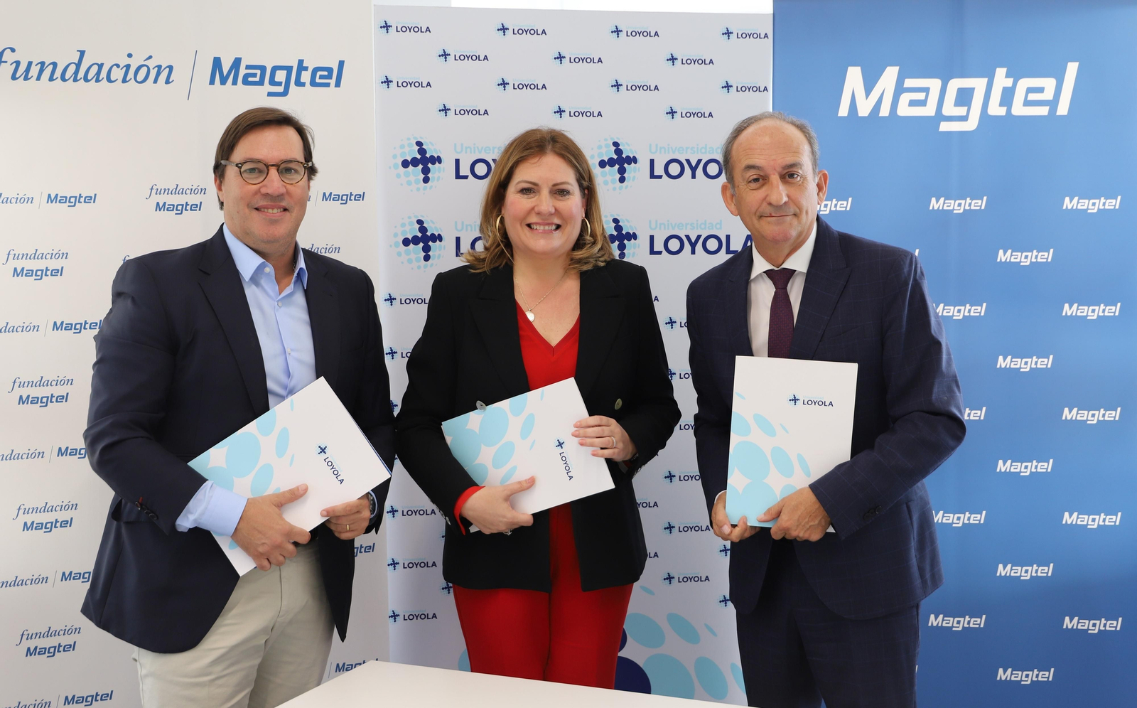 De izquierda a derecha, el director general de Magtel, Martín Salgado Devincenzi; la presidenta de Fundación Magtel, Auxiliadora López Magdaleno, y el rector de la Universidad Loyola, Gabriel Pérez.