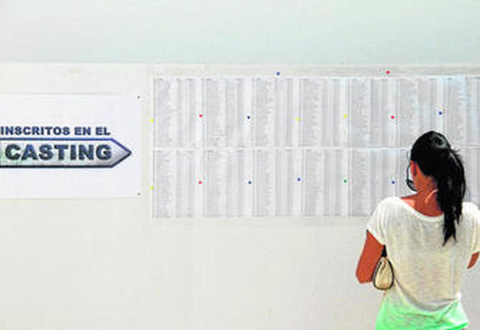 Una joven consulta el listado de los candidatos y los días que deben acudir a la Casa de la Juventud de Barbate donde se realiza el casting.