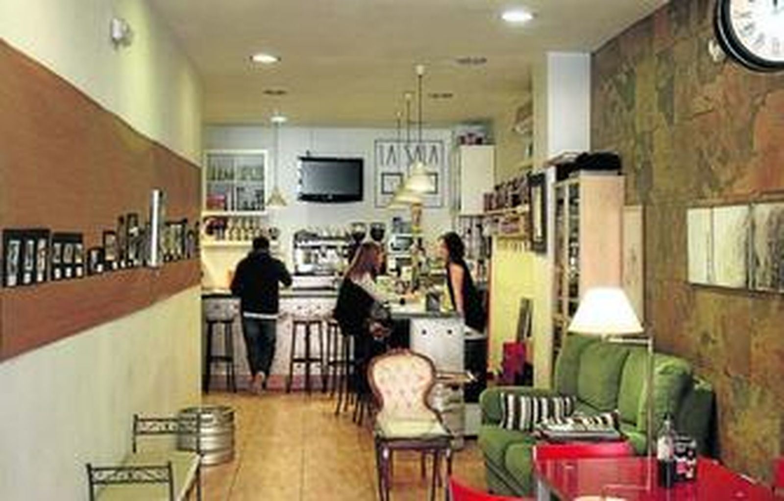 Susana Lozada, dueña del establecimiento, atiende a una cliente en la barra.