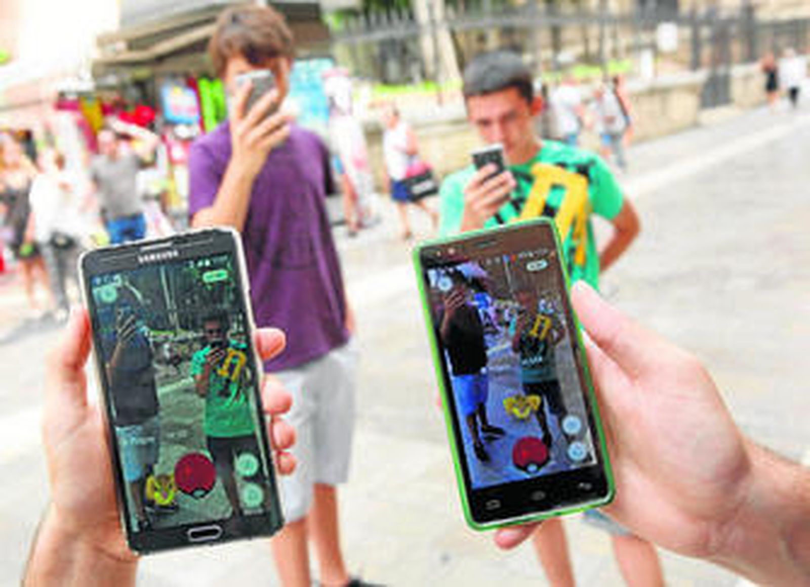 Una original 'gymkana' reúne a decenas de jóvenes de la localidad.