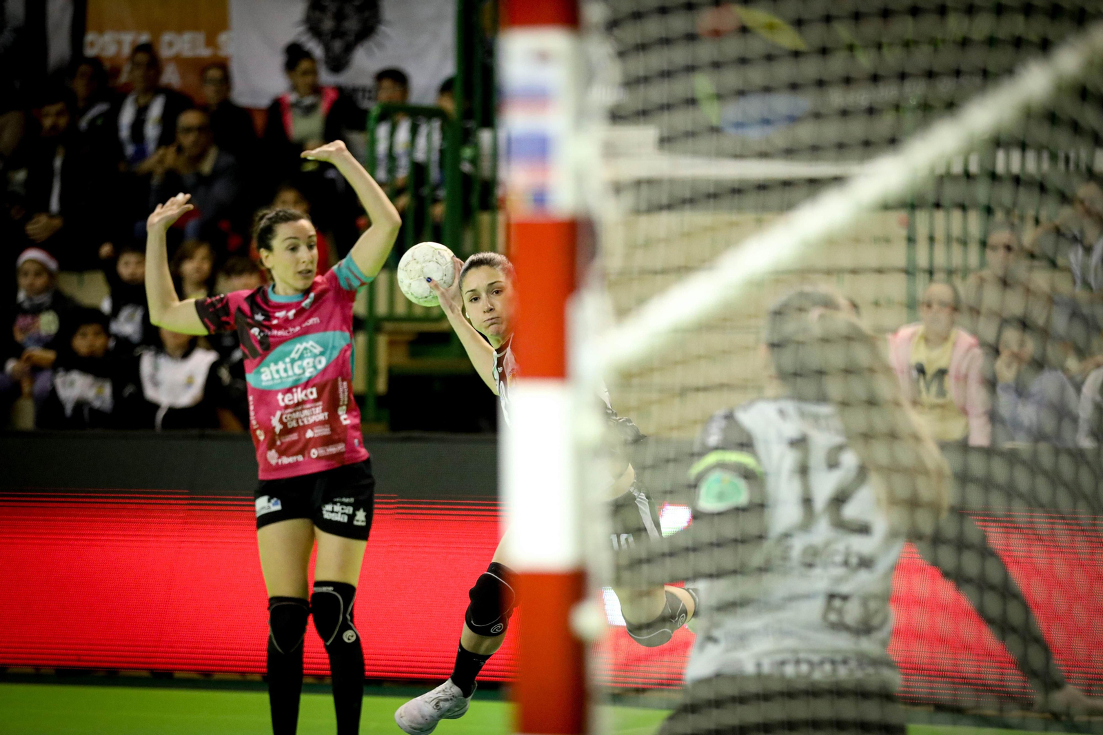 Sole López realiza un lanzamiento.