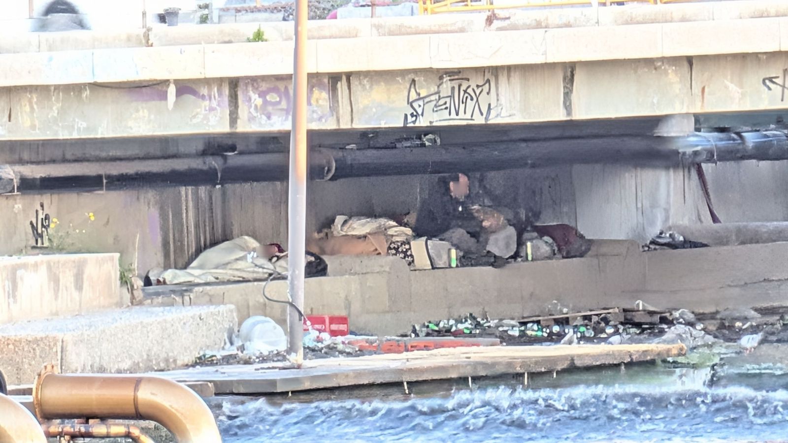 Turismo por abajo, pobreza por debajo del Cable Inlgés.