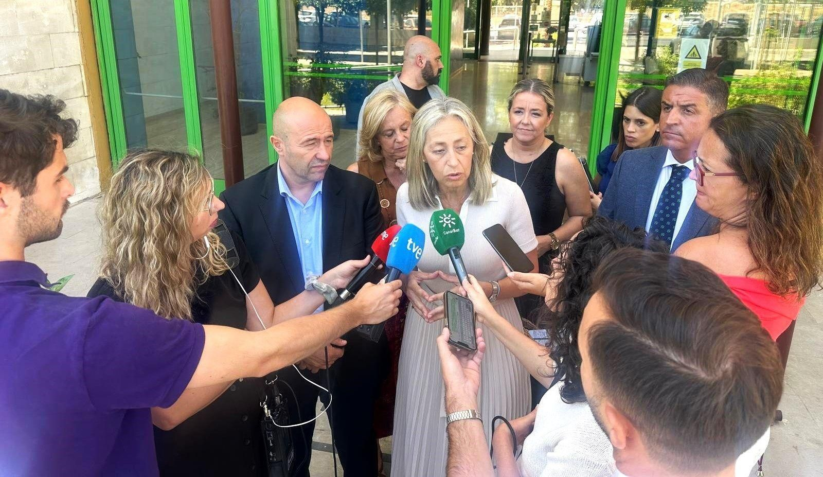 La consejera de Salud, Rocío Hernández, atiende a los medios.