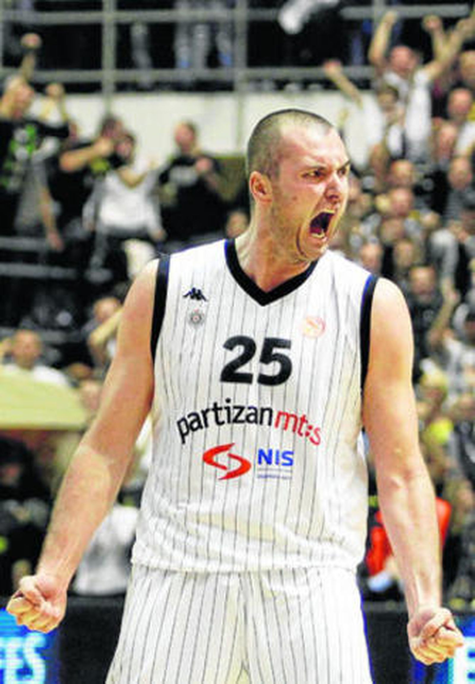 Milan Macvan celebra una canasta con el Partizan.