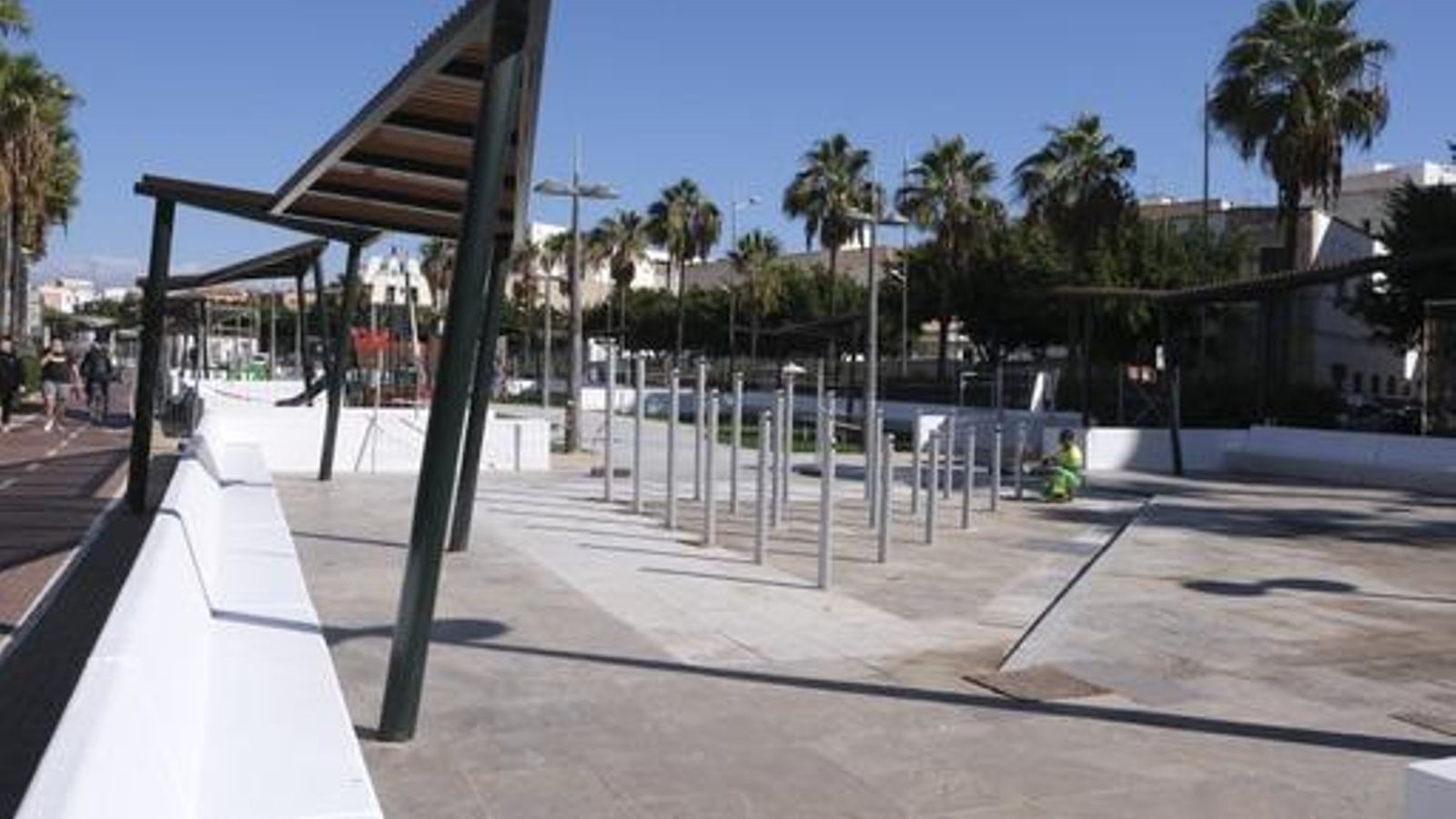 Una fuente de chorros remata el área de recreo de la Rambla.