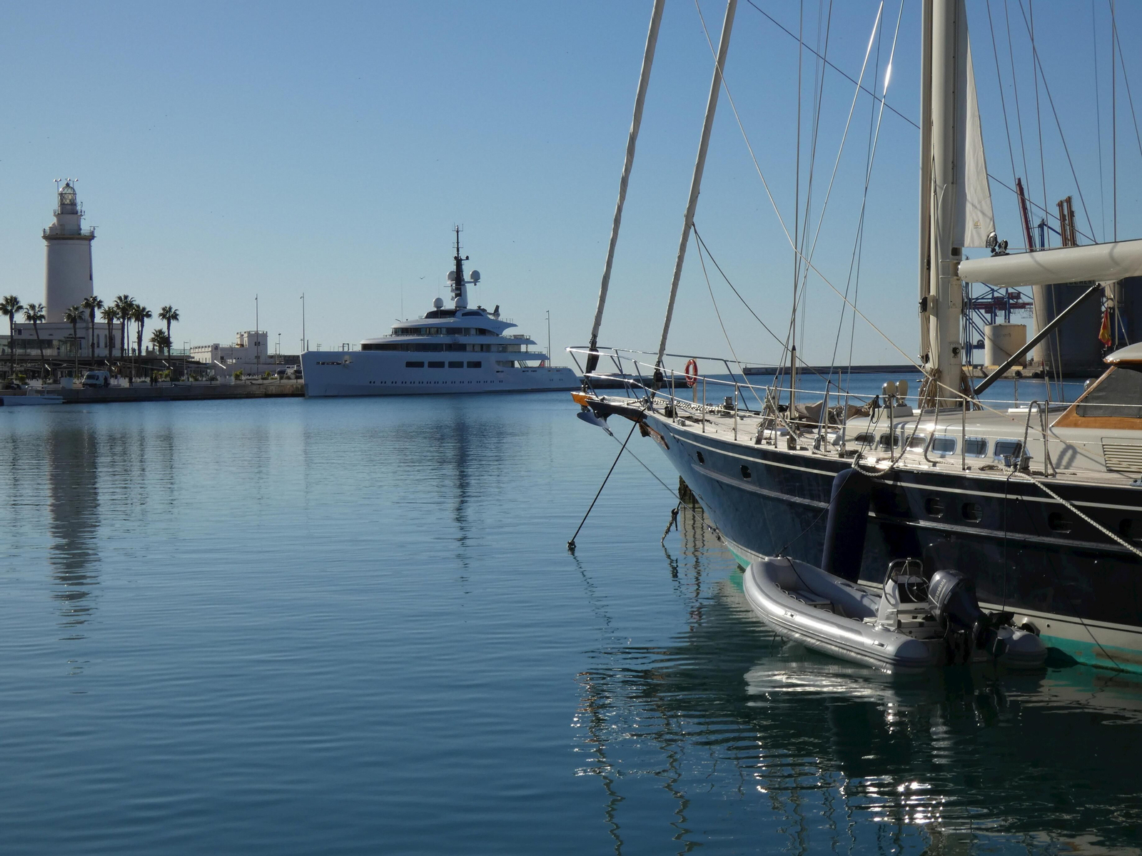 Los yates ‘Audrey II’ y ‘Vava II’ en atraques de larga duración en la marina malagueña.
