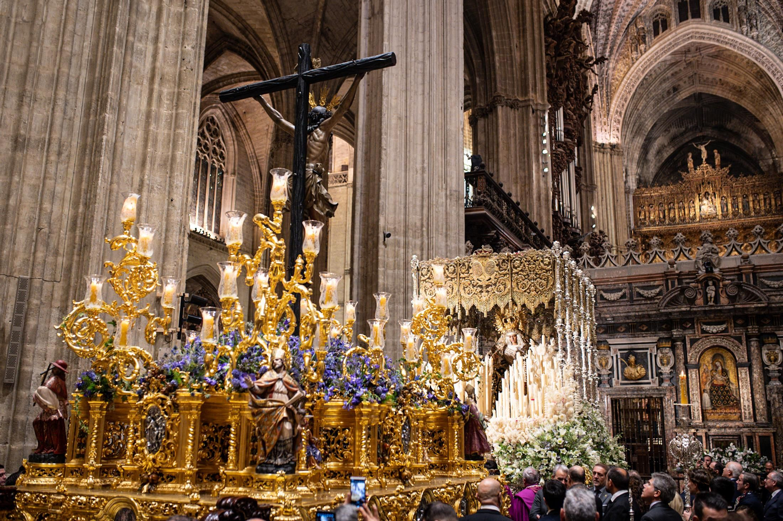 El Cachorro frente a la Esperanza de Triana en la Catedral