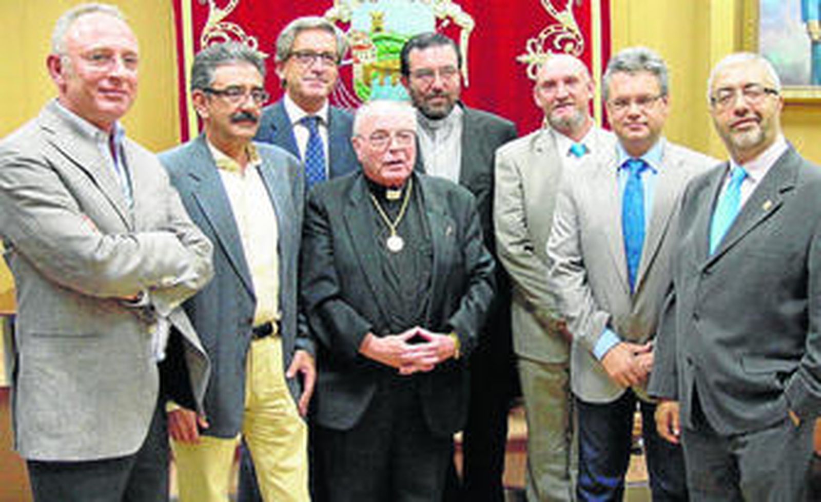 José Joaquín Cobos posa con parte de la Corporación y los alcaldes de Rute y Puente Genil.