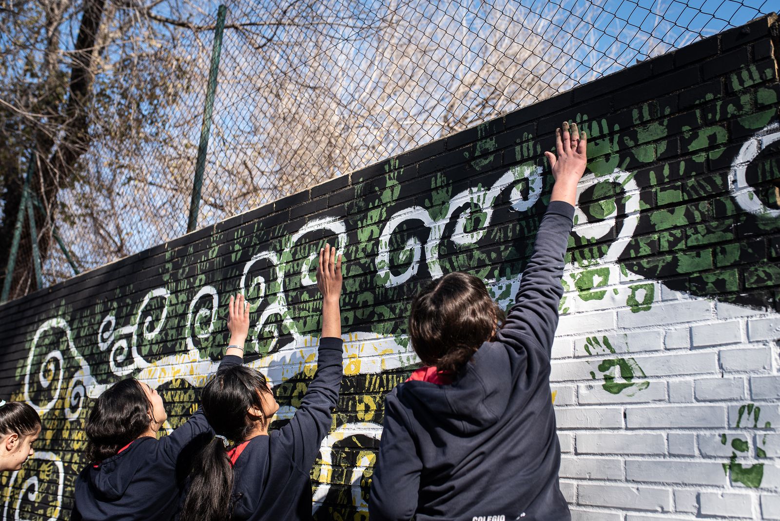 Imágenes de la limpieza de pintadas en La Hispanidad por los alumnos del Colegio de La Hispanidad en el Día de la Paz