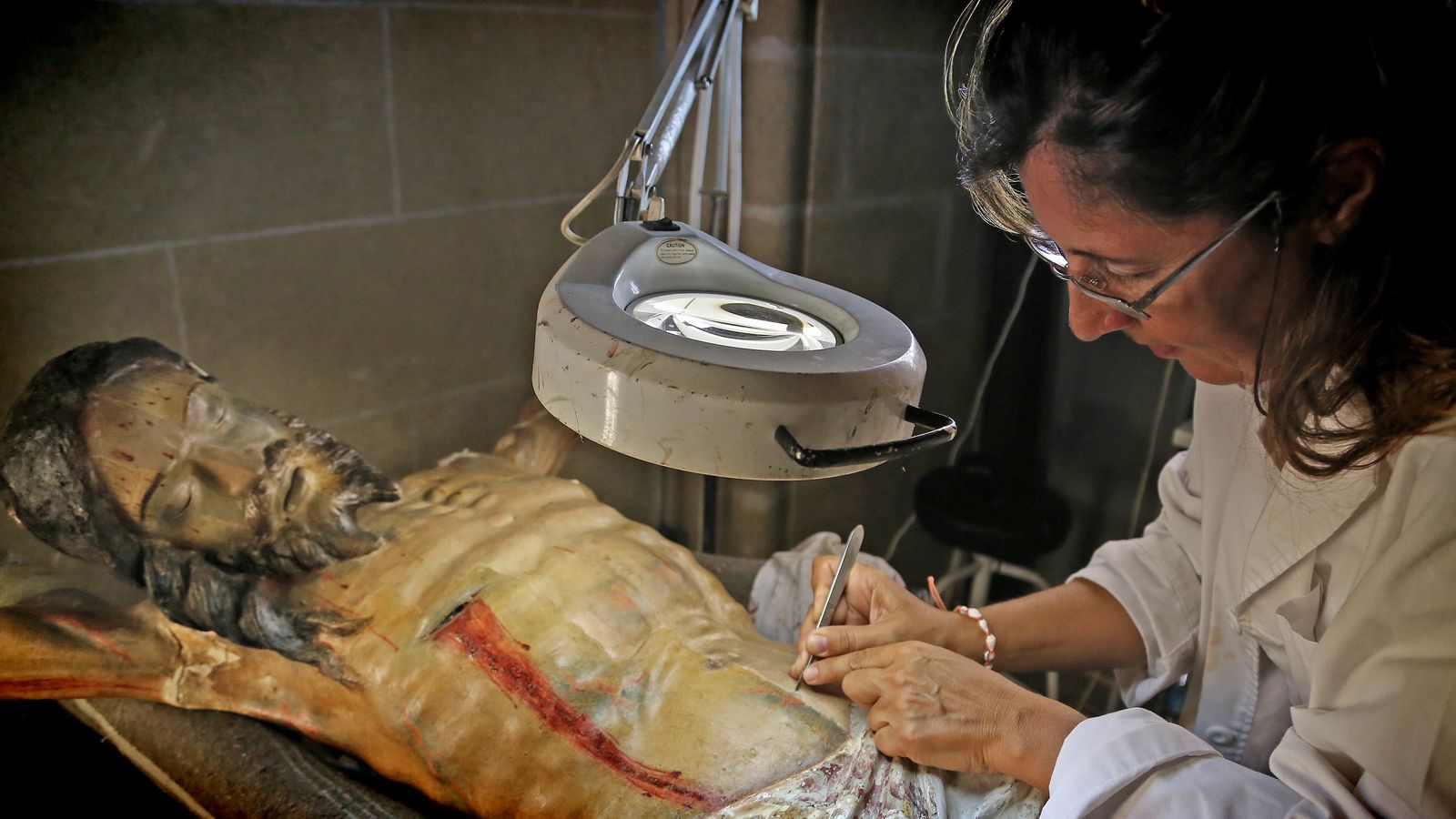 Barbero, en plena restauración del Cristo de la Salud de Santo Domingo, en agosto de 2017.