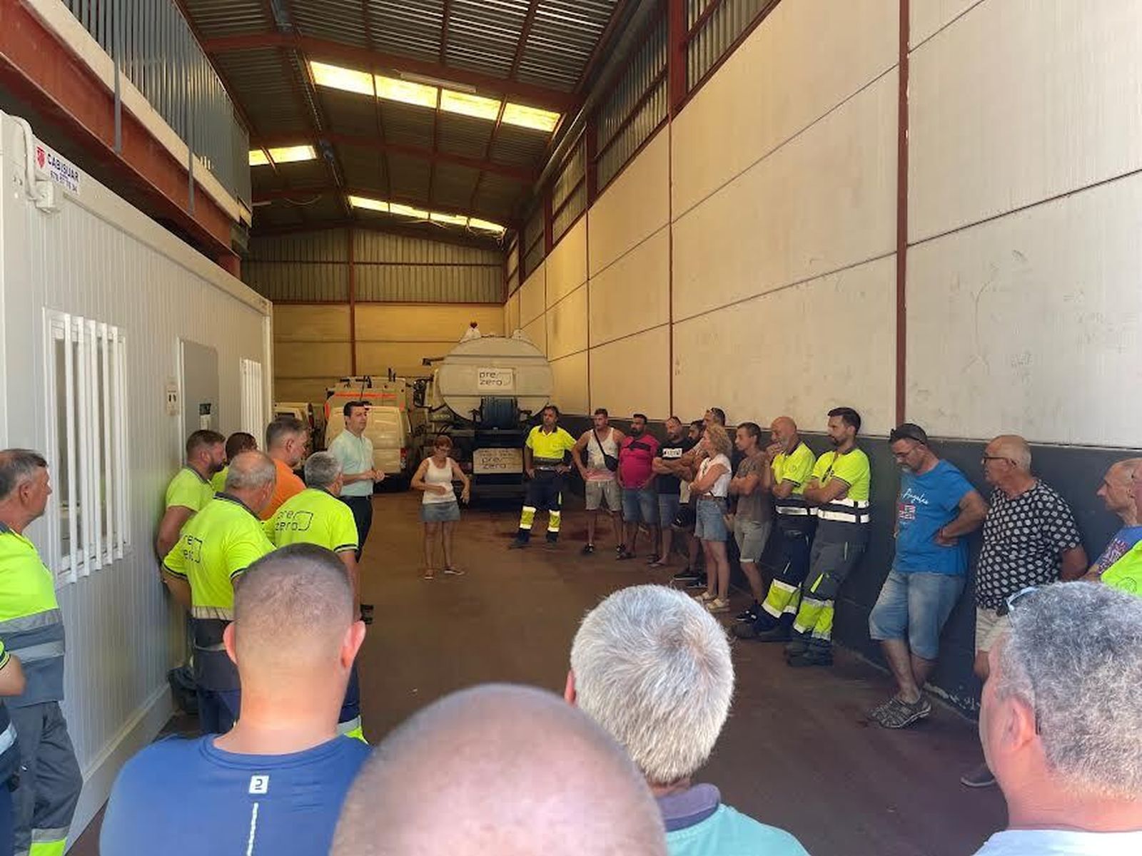 Reunión del alcalde con los trabajadores de la limpieza viaria