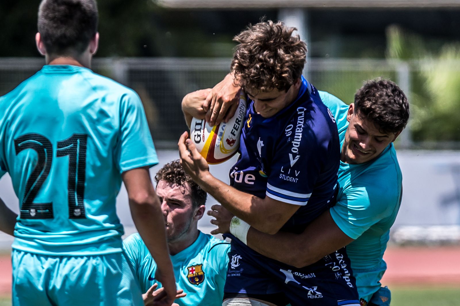 Un jugador del Ciencias es frenado pro un rival del Barça.