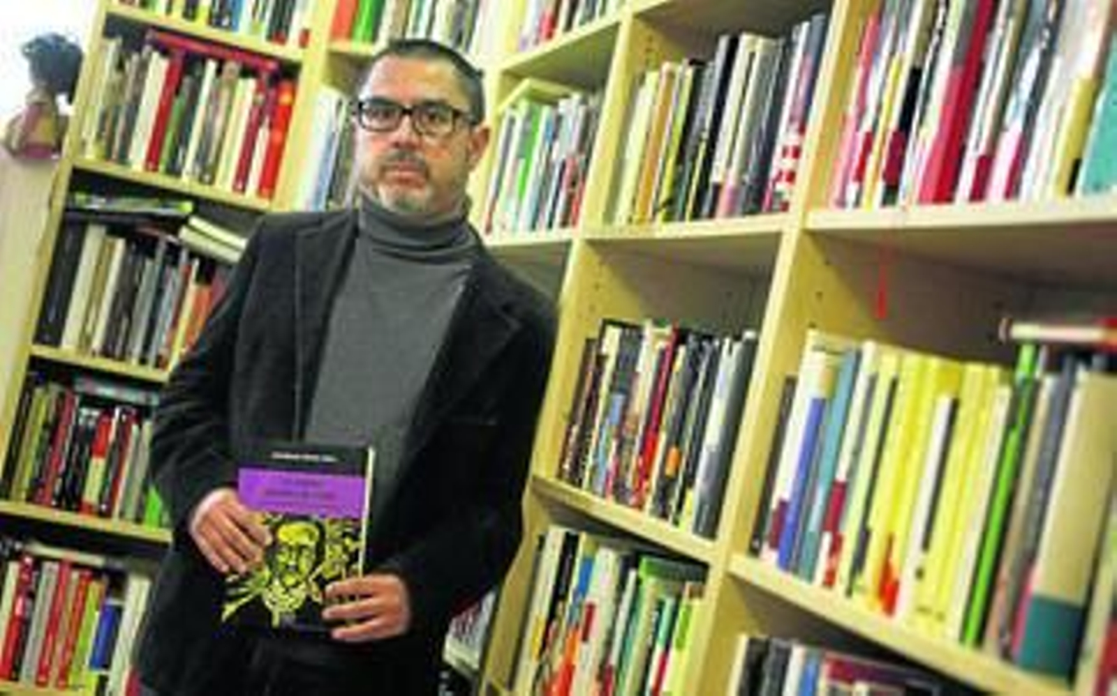 José Manuel Benítez Ariza, entre los libros de La Clandestina.