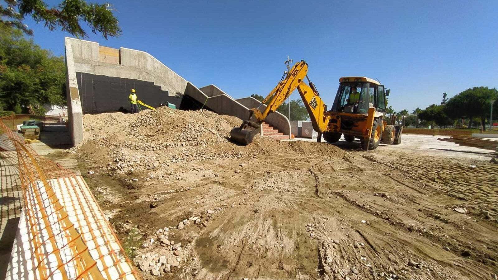 Construcción del tobogán de ladera de 5 metros de altura.