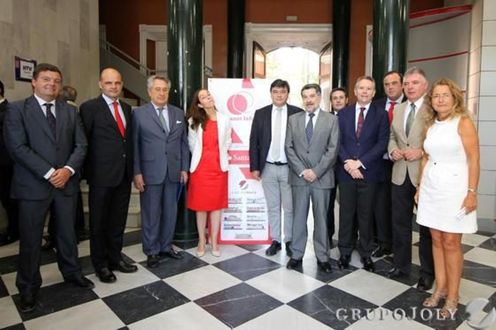 Luis Pérez Bustamante, director de 'Huelva Información'; Justiniano Cortés, director comercial del Banco Santander; Javier Targhetta, consejero delegado de Atlantic Copper; Silvia Gómez Delgado, responsable en Huelva del Banco Santander; Gabriel Cruz, alcalde de Huelva; Javier Barrero, presidente de la Autoridad Portuaria de Huelva; Francisco Vela Norte, director de Zona de Empresas del Banco Santander; José Joly, presidente del Grupo Joly; Juan Antonio Hernani, director comercial de Empresas del Banco Santander; Francisco Romero, delegado de la Junta y Adelaida Mellado, gerente de 'Huelva Información'. / Fotos: A. Domínguez y Canterla