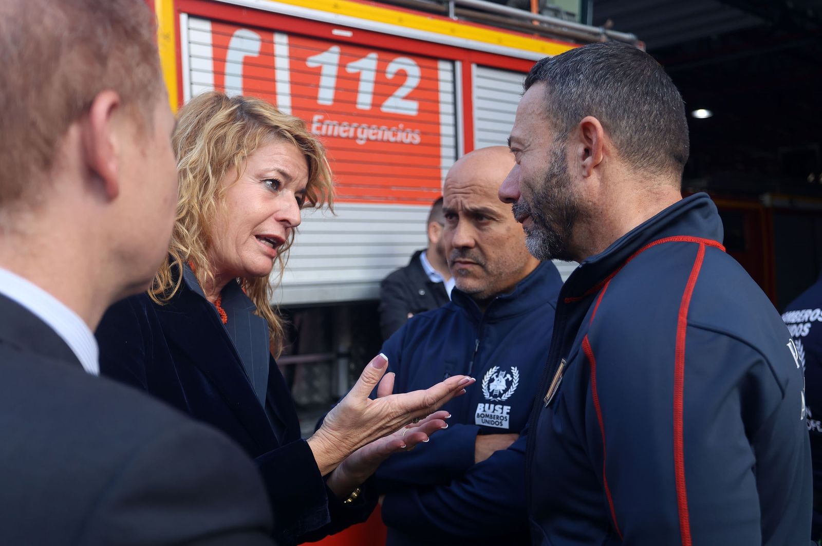 La alcaldesa de Huelva, Pilar Miranda, durante la despedida de los bomberos de BUSF Huelva antes de partir a Valencia.
