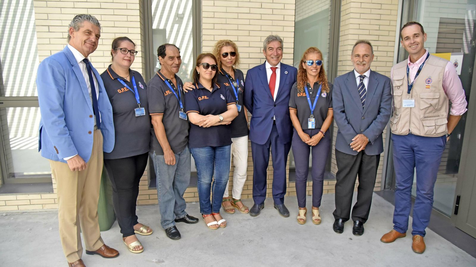 Lucrecio Fernández y Salvador de la Encina, con trabajadores de la OPE.