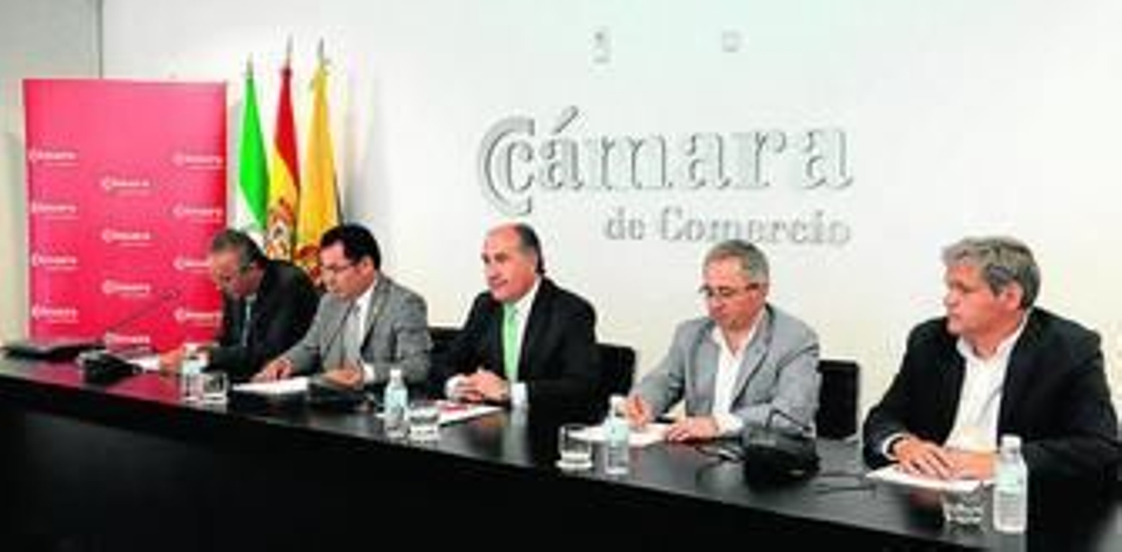 Los alcaldes de Tánger y Algeciras se estrechan la mano ante la mirada del cónsul de Marruecos.