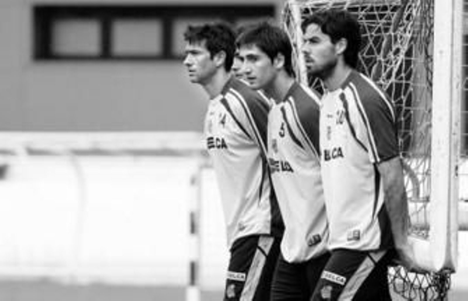 Martí carga con una portería ayudado por Markel y Álvaro Novo.