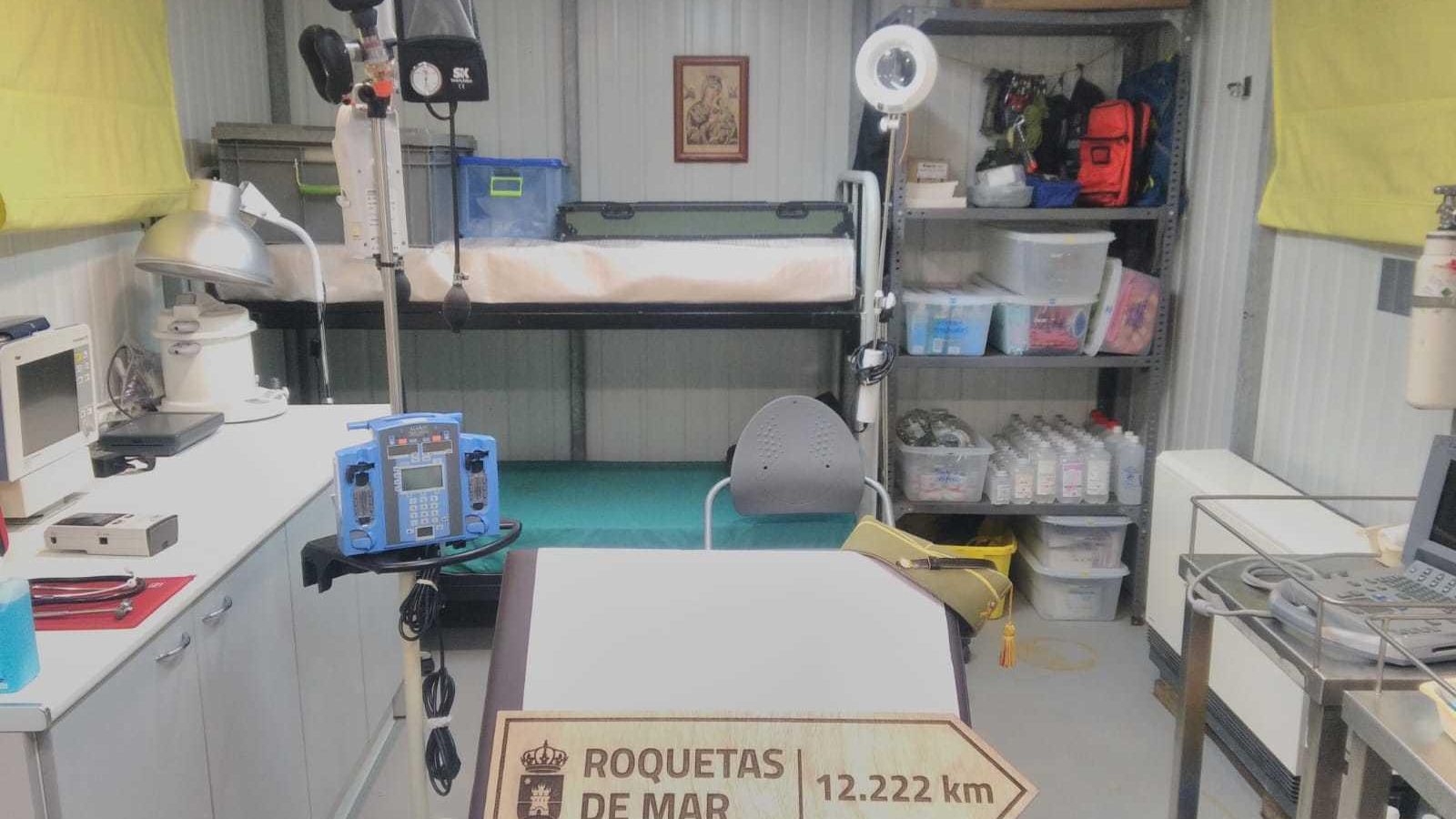 Placa kilométrica, 12.222 kilómetros hasta Roquetas.