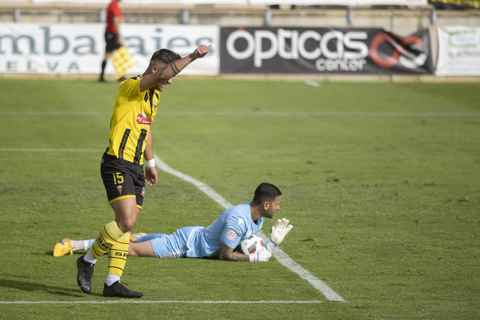 Imágenes del partido entre el San Roque de Lepe y el Atlético Sanluqueño