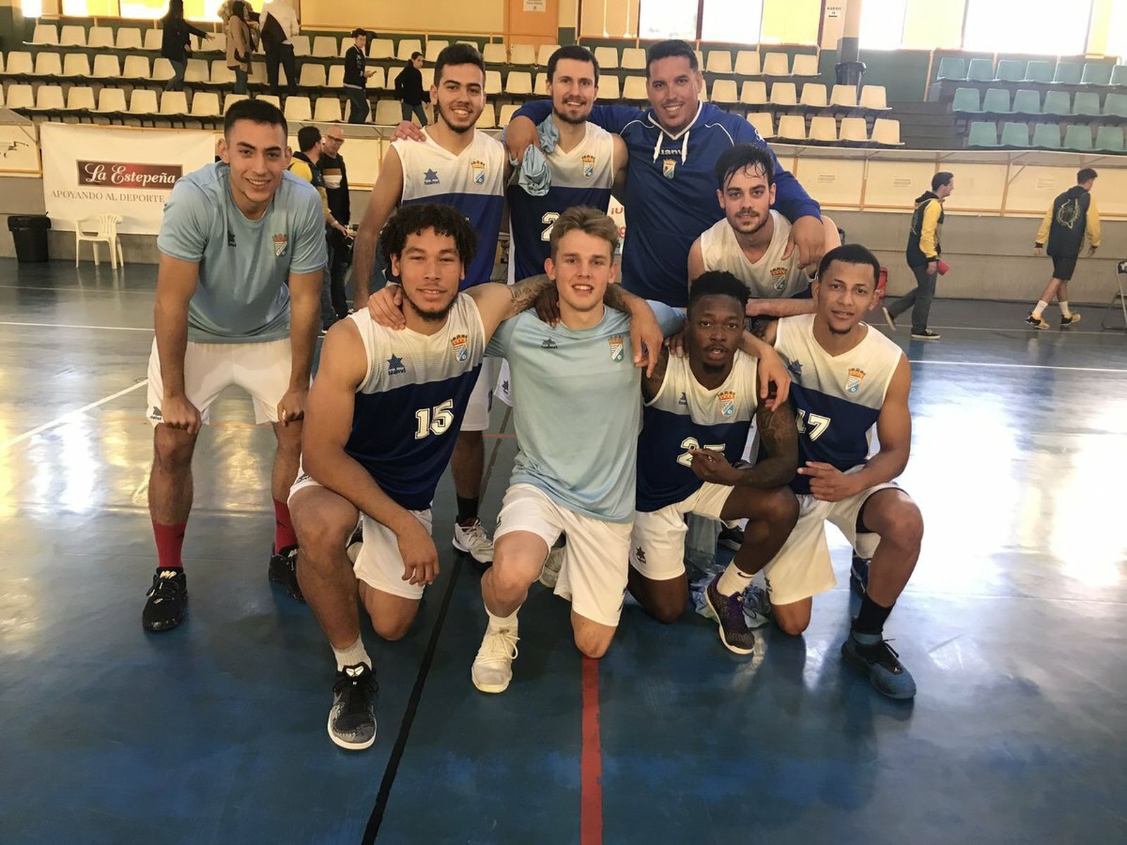 Los jugadores del Baloncesto Xerez CD celebran un nuevo triunfo.