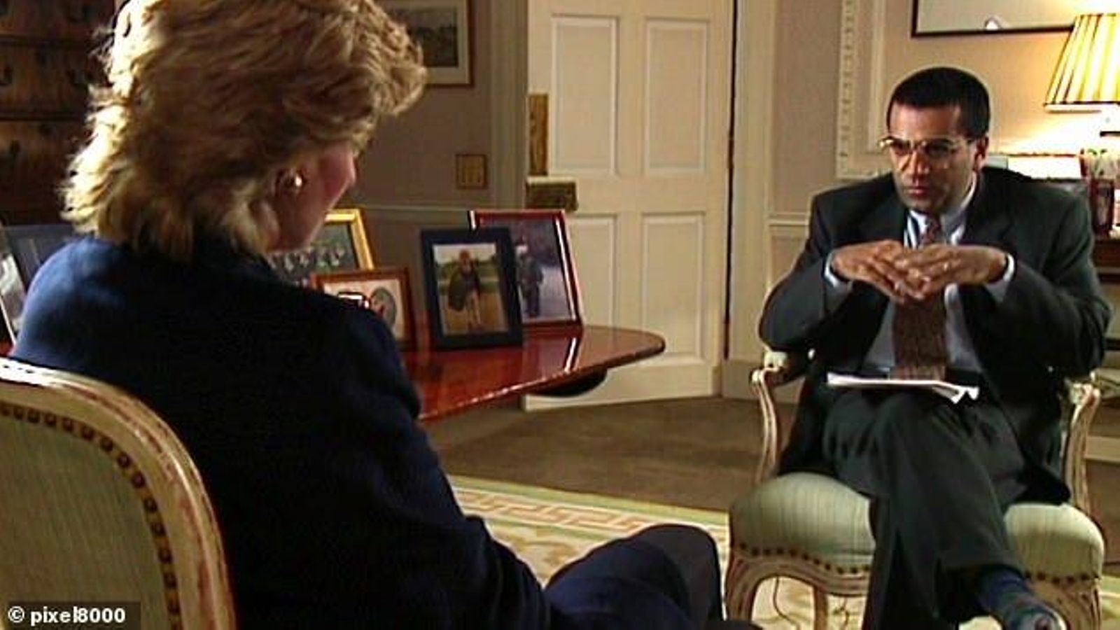 Martin Bashir, durante su charla televisada con la princesa Diana en 1995.