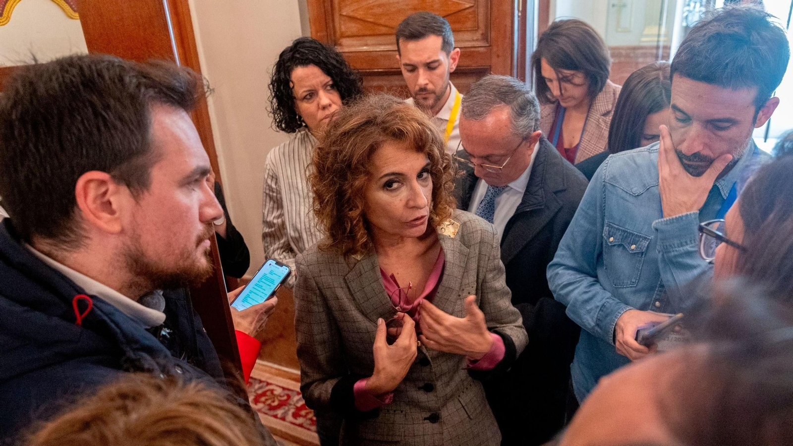 María Jesús Montero, vicepresidenta primera del Gobierno y ministra de Hacienda, atiende a los periodistas este jueves en el Congreso. María Jesús Montero, vicepresidenta primera del Gobierno y ministra de Hacienda, atiende a los periodistas este jueves en el Congreso.