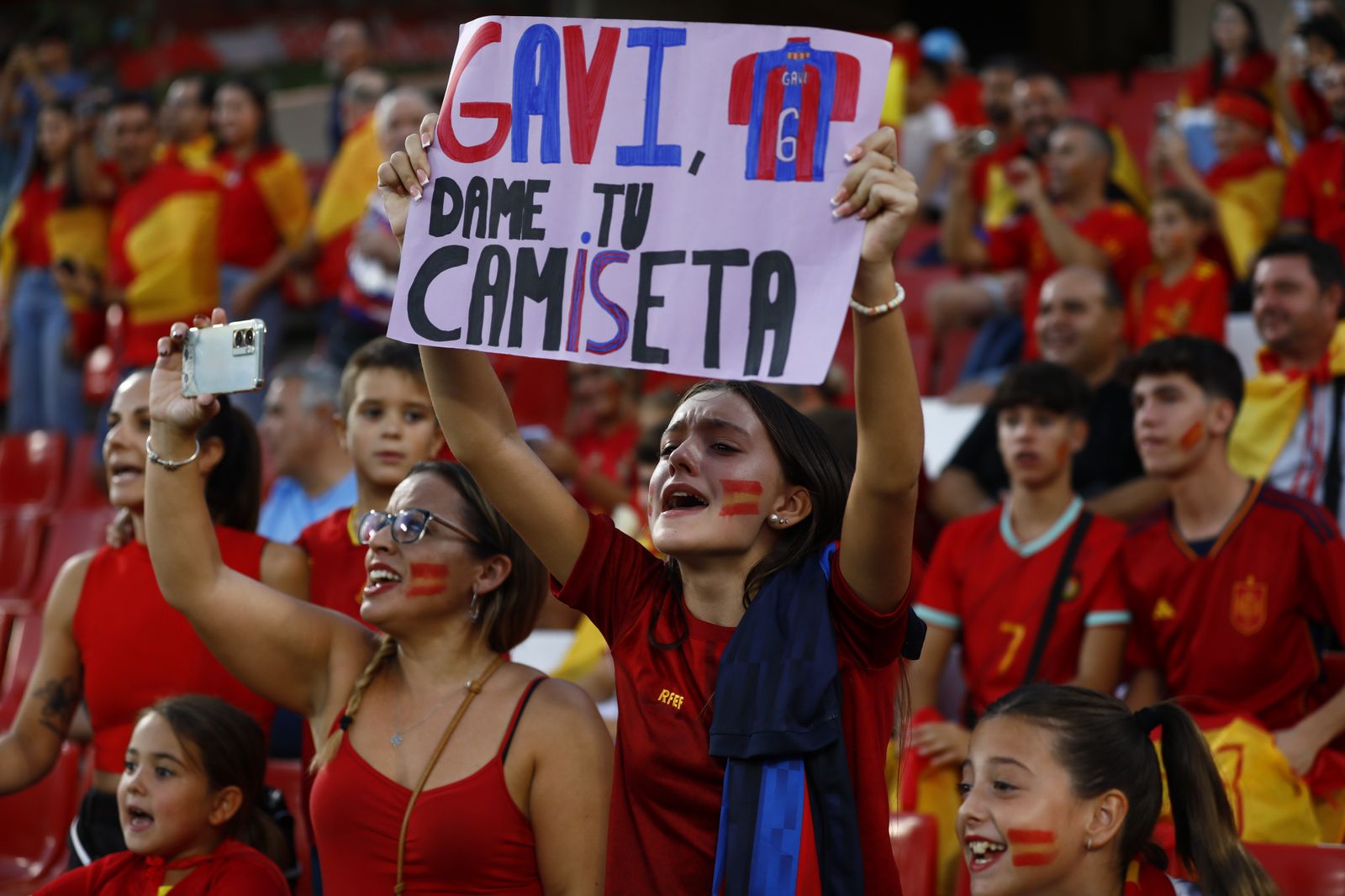 Así fue el ambiente en Los Cármenes del partido España-Chipre