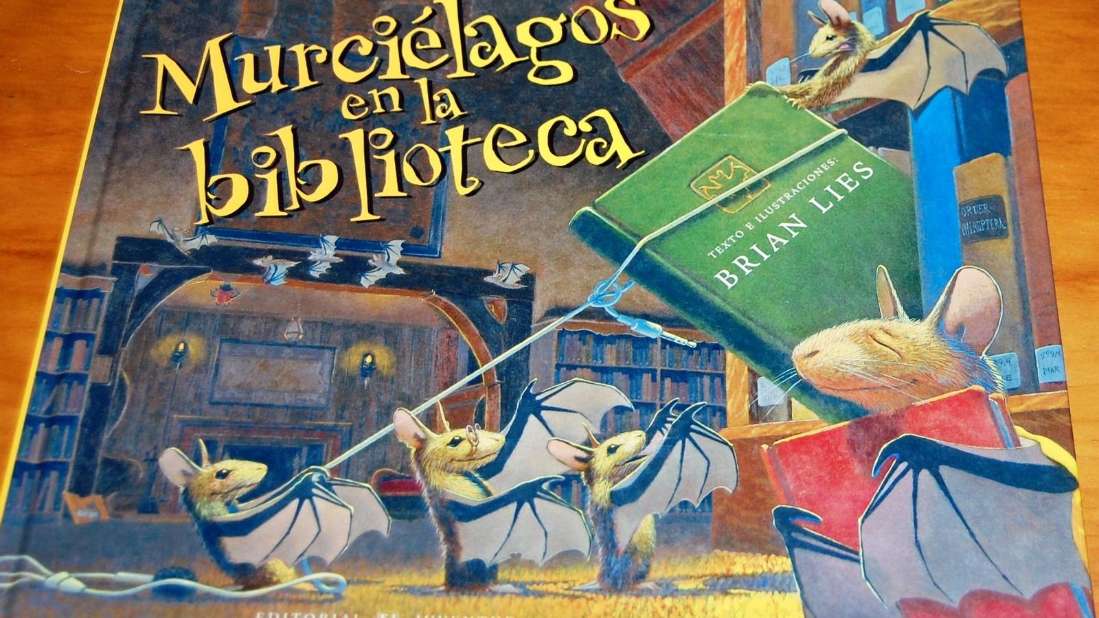Portada de 'Murciélagos en la biblioteca'.