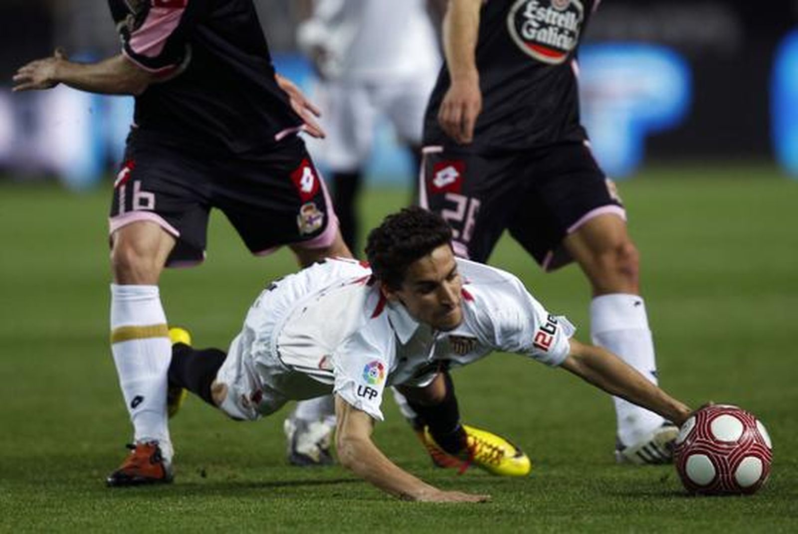 El Sevilla deja escapar otros dos puntos en su casa ante el Dépor y ya acumula 16 puntos perdidos en casa. / Reuters